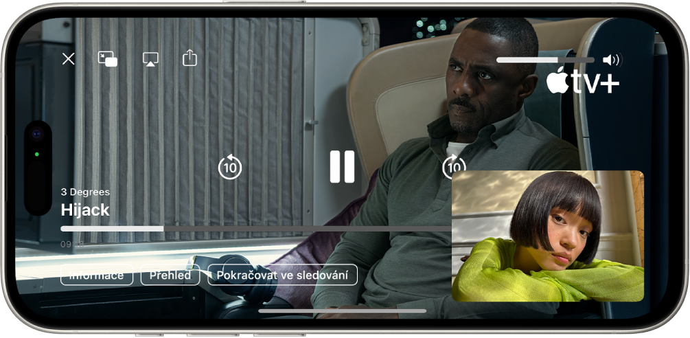 Hovor FaceTime, ve kterém se zobrazuje relace SharePlay se sdíleným videem z Apple TV+. V malém okénku se zobrazuje tvář účastníka, který video sdílí, a zbytek obrazovky vyplňuje samotné sdílené video, překryté ovládacími prvky přehrávání.