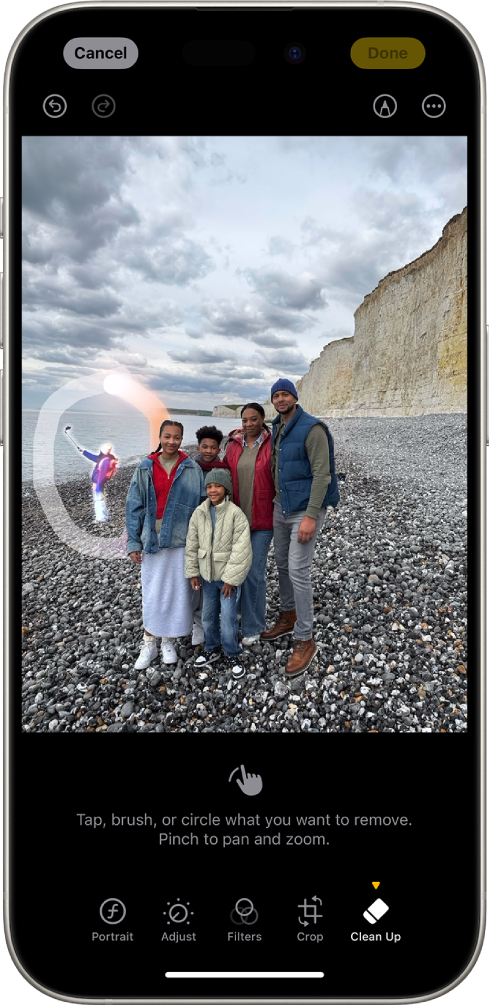 ‘छायाचित्र’ ॲपमध्ये संपादित केलेले छायाचित्र दाखवणारा iPhone. छायाचित्राच्या बॅकग्राउंडमधील आकृती हायलाइट केली जाते आणि तिच्या भोवती वर्तुळ असते.