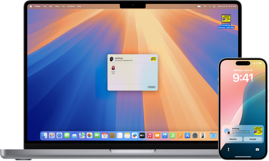 ਇੱਕ Mac ਕਿਸੇ iPhone ਦੇ ਨਾਲ ਹੈ। Mac ਡੈਸਕਟੌਪ ’ਤੇ AirDrop ਡਾਇਲੌਗ ਖੁੱਲ੍ਹਾ ਹੈ ਜੋ iPhone ਅਤੇ ਕਿਸੇ ਹੋਰ MacBook Pro (ਤਸਵੀਰ ਵਿੱਚ ਨਹੀਂ) ਨਾਲ ਦਸਤਾਵੇਜ਼ ਸਾਂਝਾ ਕਰਨ ਲਈ ਤਿਆਰ ਹੈ। iPhone ਲੌਕ ਸਕਰੀਨ ’ਤੇ ਦਸਤਾਵੇਜ਼ ਪ੍ਰਾਪਤ ਕਰਨ ਬਾਰੇ ਸੂਚਨਾ ਹੈ।