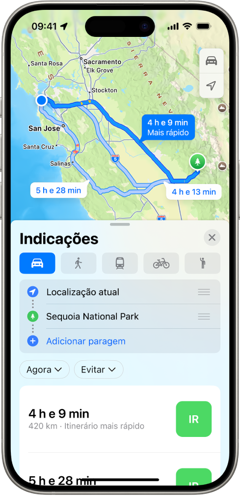 Um iPhone a mostrar um mapa com várias opções de itinerário de carro para o mesmo destino. Cada itinerário mostra o tempo e a distância estimados e um botão “Ir” para iniciar as indicações passo a passo. O código de cores em cada itinerário indica as condições de trânsito.
